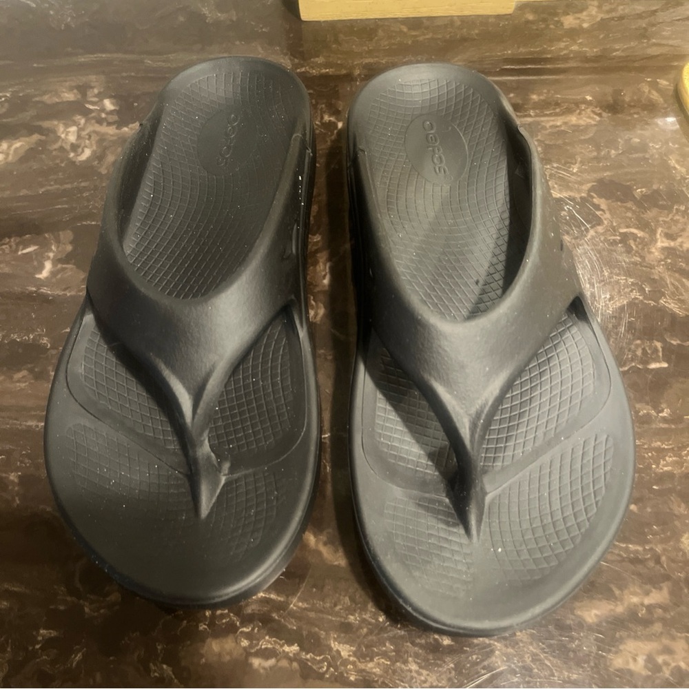 OOFOS Black Sandals Flip Flops unisex women 10 Men 8